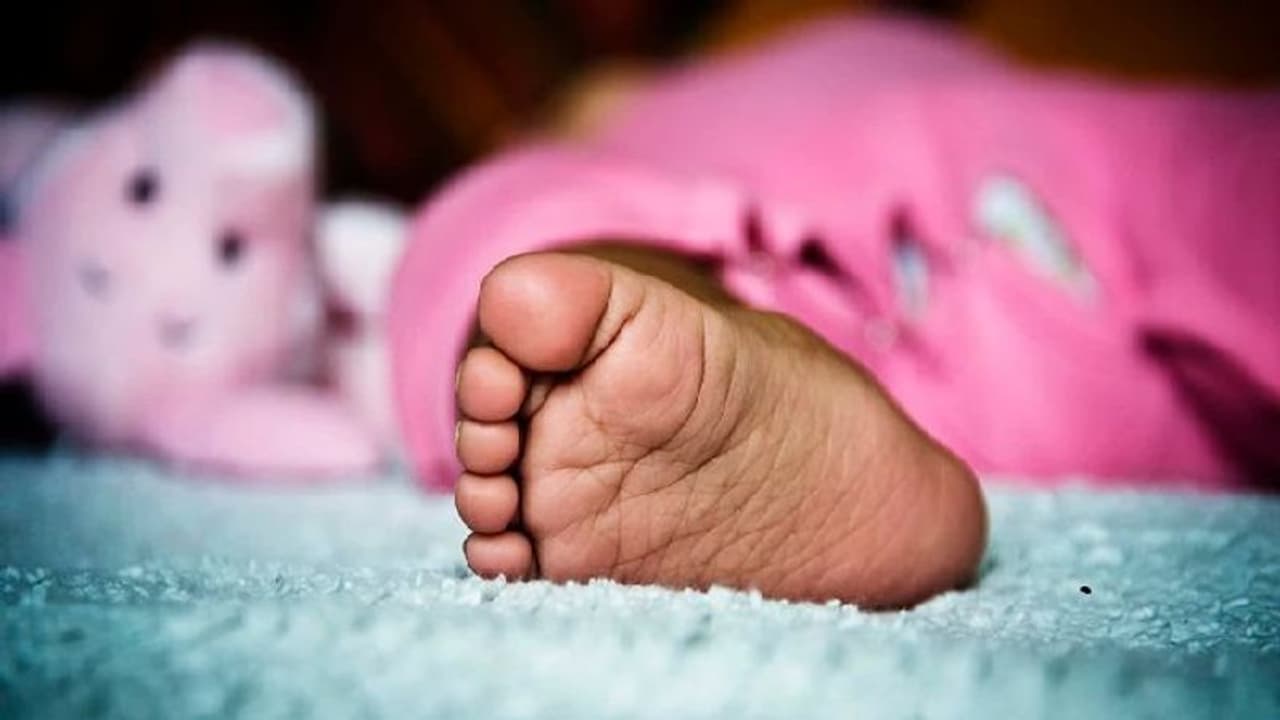 निर्दयी मां ने दो बेटियों को कुएं में फेंका,डॉक्टरों ने कहा मर गई, फिर 4 दिन बाद ऐसे हो गई जिंदा निर्दयी मां ने दो बेटियों को कुएं में फेंका,डॉक्टरों ने कहा मर गई, फिर 4 दिन बाद ऐसे हो गई जिंदा