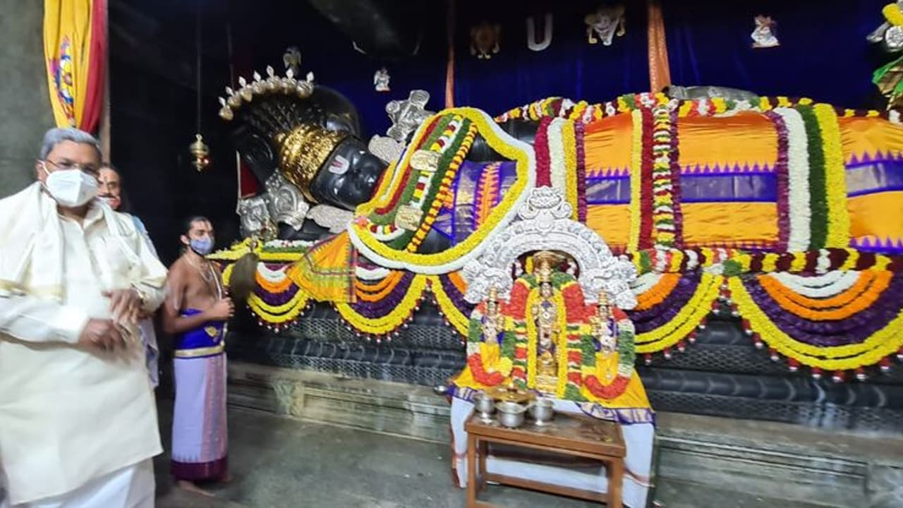 ముక్కోటి ఏకాదశి : ఉత్తర ద్వార దర్శనం కోసం ఆలయాలకు పోటెత్తుతున్న భక్తులు.. ముక్కోటి ఏకాదశి : ఉత్తర ద్వార దర్శనం కోసం ఆలయాలకు పోటెత్తుతున్న భక్తులు..