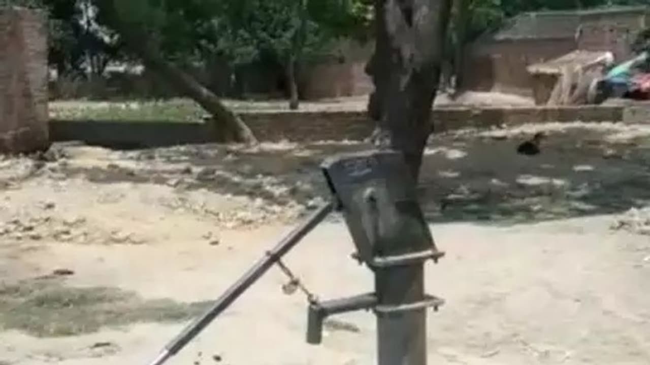 दलित ने सरकारी हैंडपंप क्या छू लिया, दंबगों ने लाठी से पीट पीटकर अधमरा कर दिया दलित ने सरकारी हैंडपंप क्या छू लिया, दंबगों ने लाठी से पीट पीटकर अधमरा कर दिया