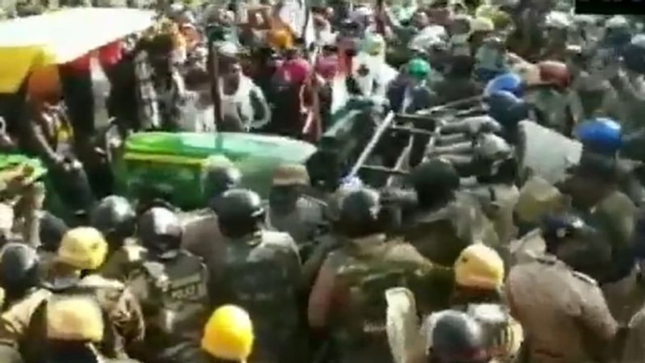ট্রাক্টর দিয়ে ভাঙা হল পুলিশের ব্যারিকেড, দেখে নিন কৃষক আন্দোলনের সেই ভিডিও