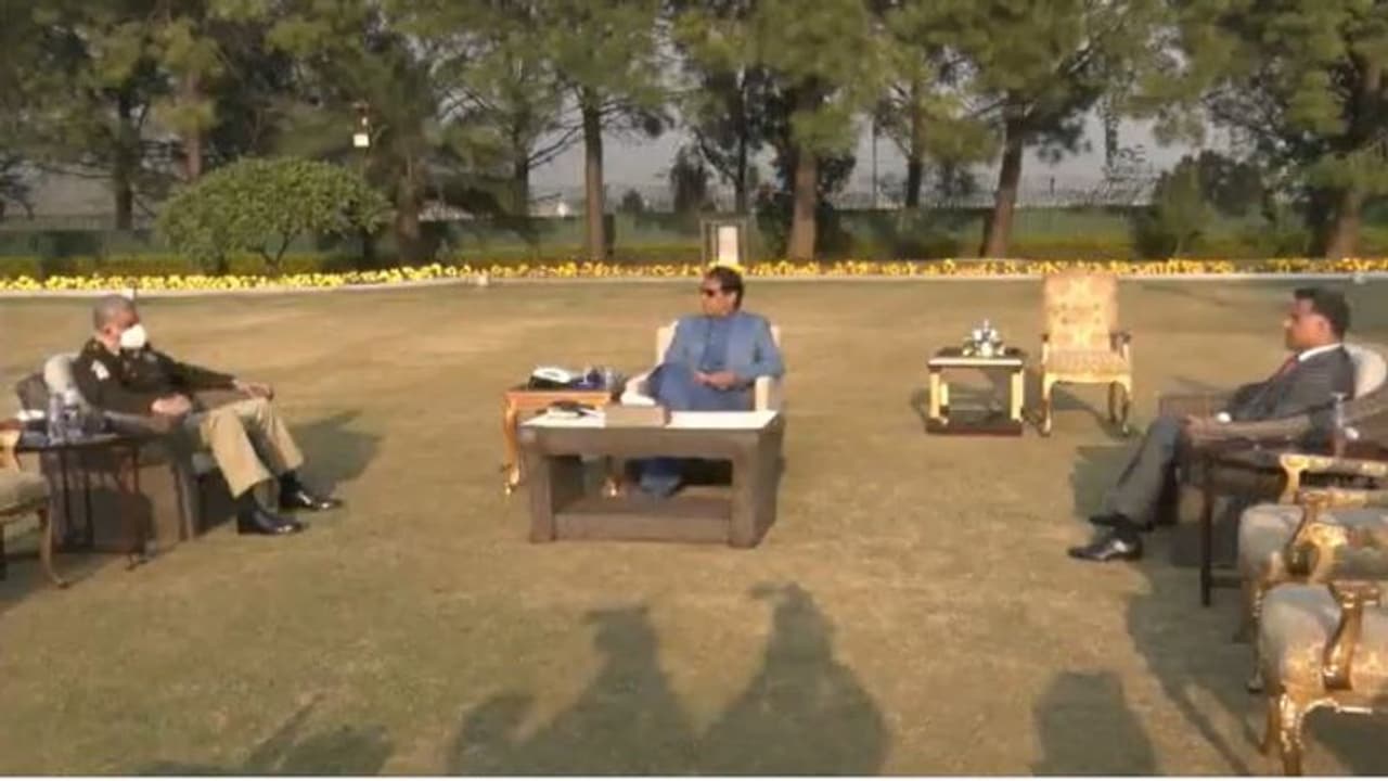 ভারত বিরোধী ছক কষতে ব্যস্ত পাকিস্তান, কী নিয়ে সেনা প্রধানের সঙ্গে বৈঠক করলেন ইমরান ভারত বিরোধী ছক কষতে ব্যস্ত পাকিস্তান, কী নিয়ে সেনা প্রধানের সঙ্গে বৈঠক করলেন ইমরান