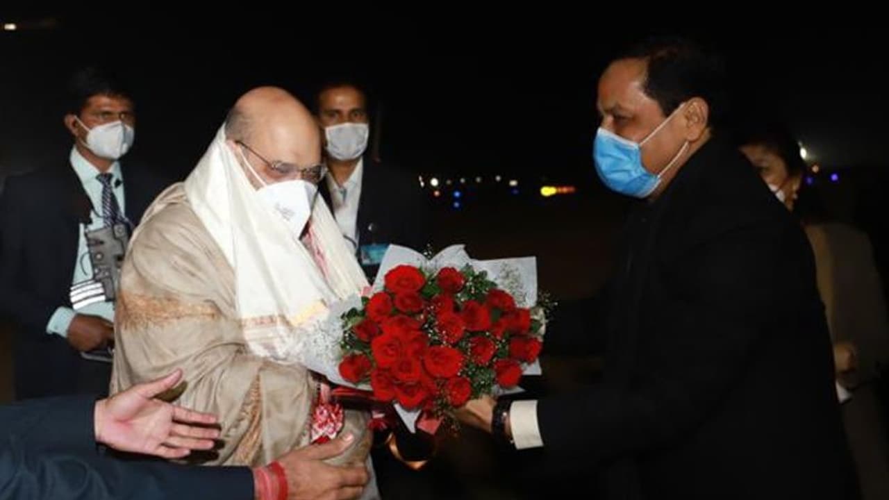 आधी रात गुवाहाटी पहुंचे अमित शाह, विधानसभा चुनाव की तैयारियों पर करेंगे मंथन आधी रात गुवाहाटी पहुंचे अमित शाह, विधानसभा चुनाव की तैयारियों पर करेंगे मंथन