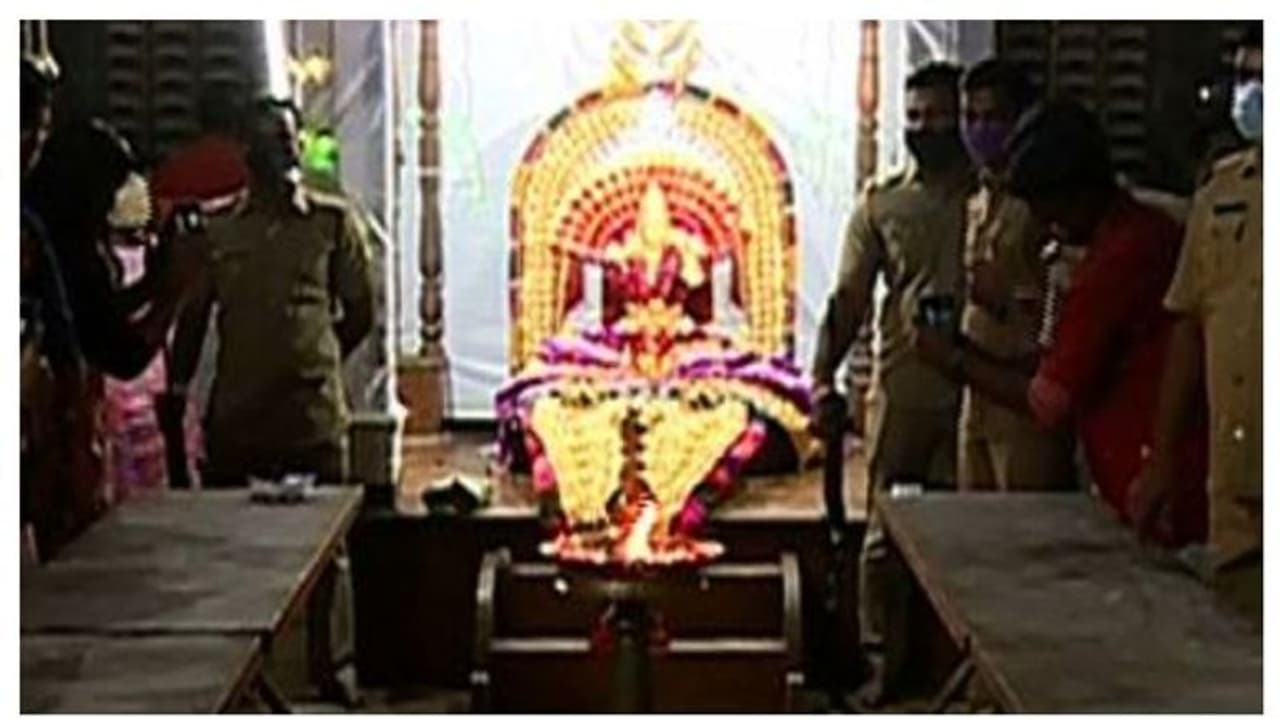 മണ്ഡലകാലത്തിന് സമാപനം കുറിച്ച് ശബരിമല സന്നിധാനത്ത് ഇന്ന് മണ്ഡലപൂജ മണ്ഡലകാലത്തിന് സമാപനം കുറിച്ച് ശബരിമല സന്നിധാനത്ത് ഇന്ന് മണ്ഡലപൂജ