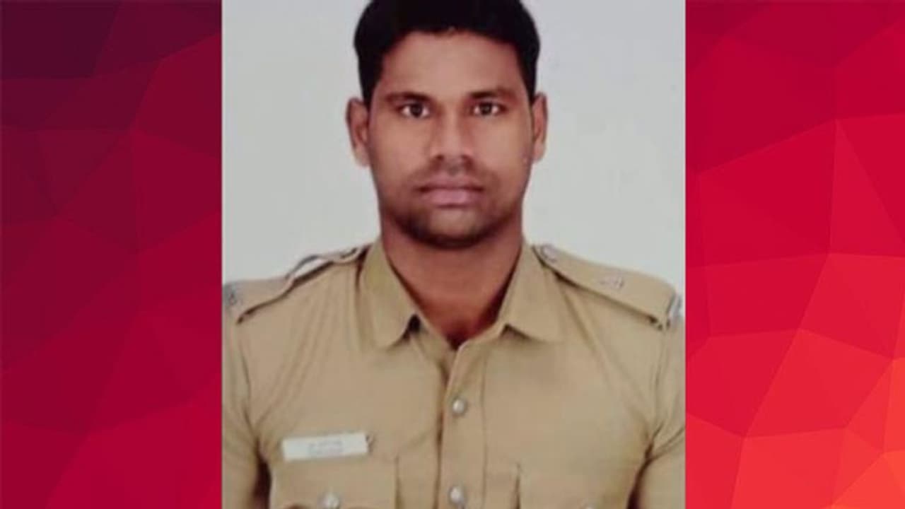 தனியார் விடுதியில் ஆயுதப்படை காவலர் விஷம் குடித்து தற்கொலை... யார் காரணம்? சிக்கியது கடிதம்..! தனியார் விடுதியில் ஆயுதப்படை காவலர் விஷம் குடித்து தற்கொலை... யார் காரணம்? சிக்கியது கடிதம்..!