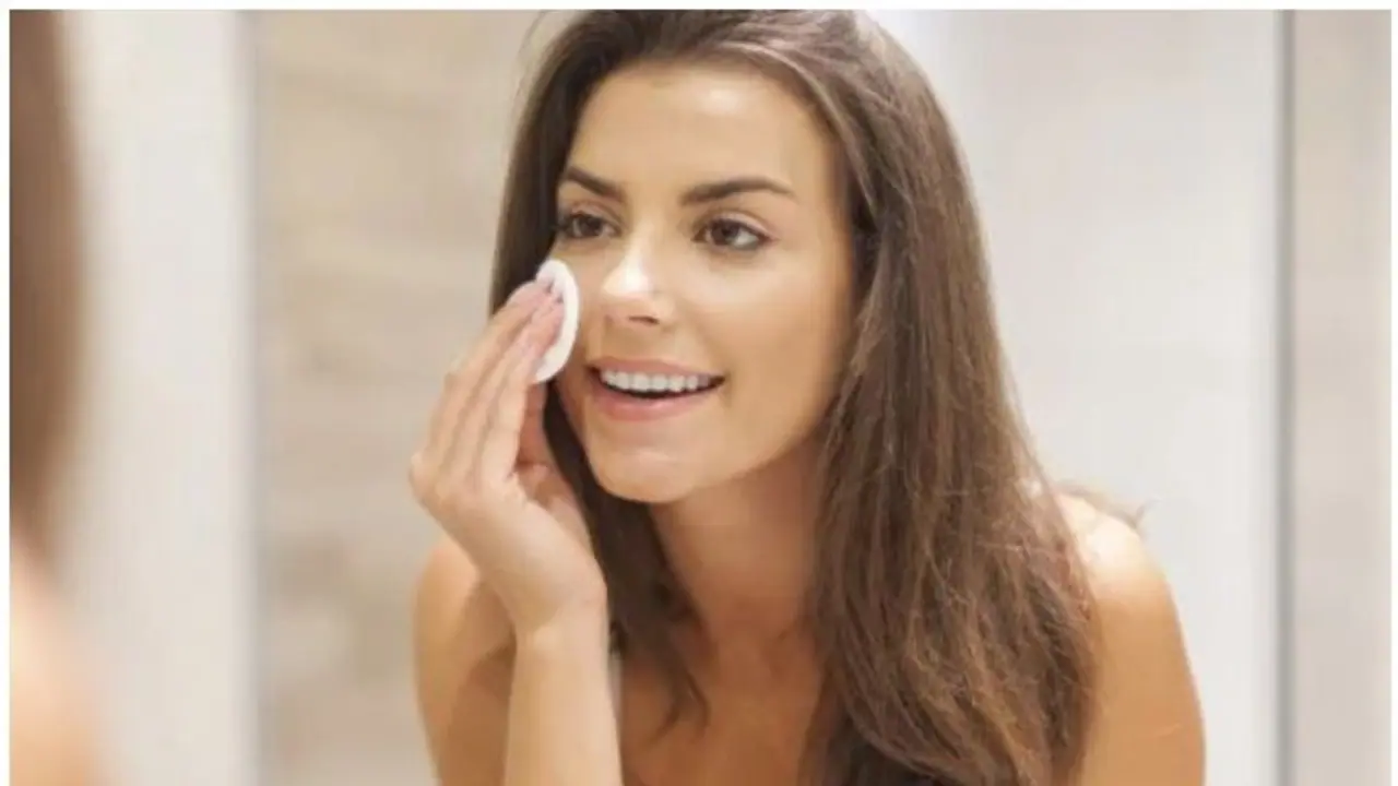 Makeup Remover ঘরোয়া সহজ উপাদানেই তুলুন মেকআপ, ভালো থাকবে ত্বক Makeup Remover ঘরোয়া সহজ উপাদানেই তুলুন মেকআপ, ভালো থাকবে ত্বক