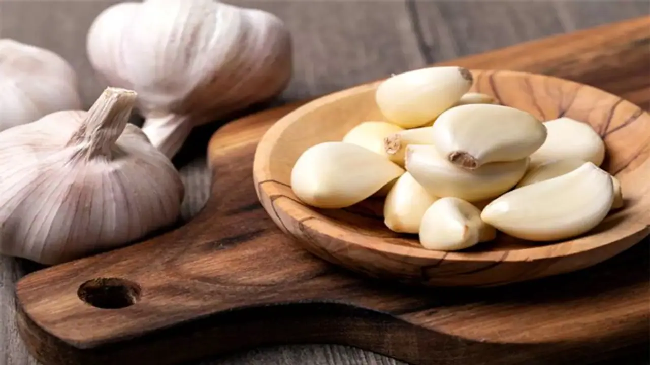 Health Tips : ঠান্ডার সমস্যায় ভুগছেন, নিয়মিত এককোয়া রসুন খেলেই মিলবে মুক্তি Health Tips : ঠান্ডার সমস্যায় ভুগছেন, নিয়মিত এককোয়া রসুন খেলেই মিলবে মুক্তি