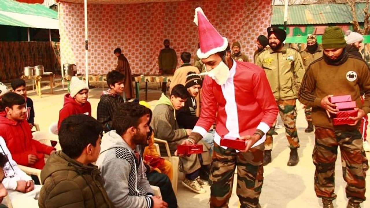 ಕಾಶ್ಮೀರ ಮಕ್ಕಳೊಂದಿಗೆ ಭಾರತೀಯ ಸೇನೆ ಕ್ರಿಸ್ಮಸ್ ಆಚರಣೆ; ಮಕ್ಕಳಿಗೆ ಗಿಫ್ಟ್ ನೀಡಿದ ಸೇನಾ ಸಾಂತಾ! ಕಾಶ್ಮೀರ ಮಕ್ಕಳೊಂದಿಗೆ ಭಾರತೀಯ ಸೇನೆ ಕ್ರಿಸ್ಮಸ್ ಆಚರಣೆ; ಮಕ್ಕಳಿಗೆ ಗಿಫ್ಟ್ ನೀಡಿದ ಸೇನಾ ಸಾಂತಾ!