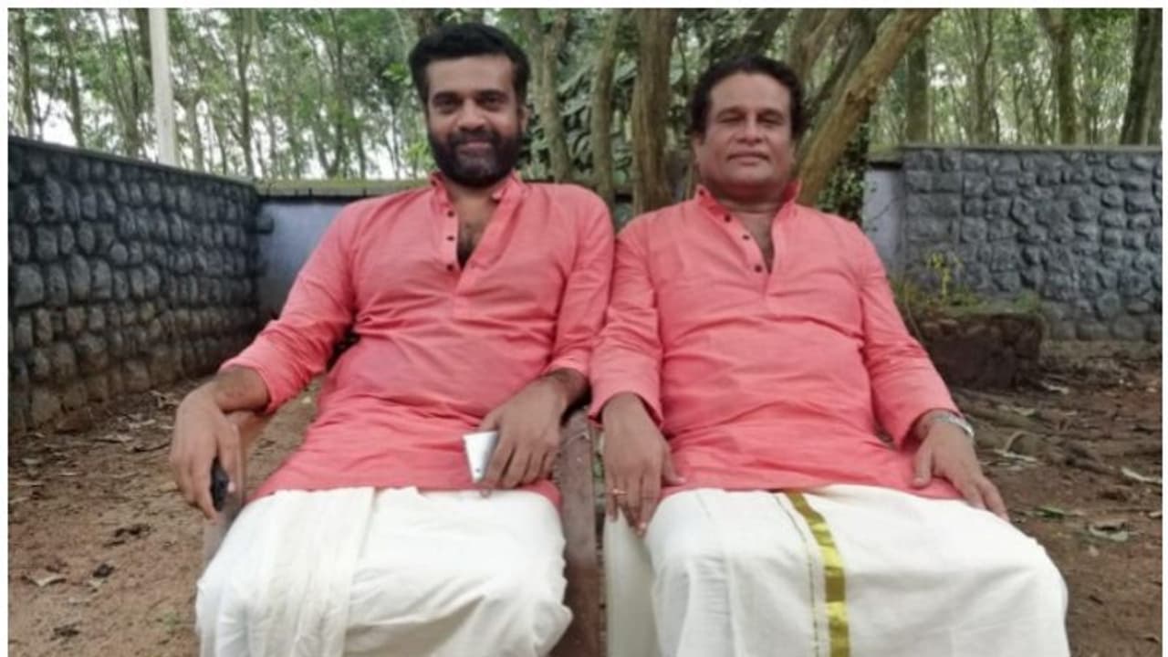 'കാത്തിരിക്കുകയായിരുന്നു അവനെ, ഇനി ഒറ്റക്ക് പറയാം, ചിയേഴ്സ്', അനില് പി നെടുമങ്ങാടിനെ ഓര്ത്ത് ഹരീഷ് പേരടി 'കാത്തിരിക്കുകയായിരുന്നു അവനെ, ഇനി ഒറ്റക്ക് പറയാം, ചിയേഴ്സ്', അനില് പി നെടുമങ്ങാടിനെ ഓര്ത്ത് ഹരീഷ് പേരടി