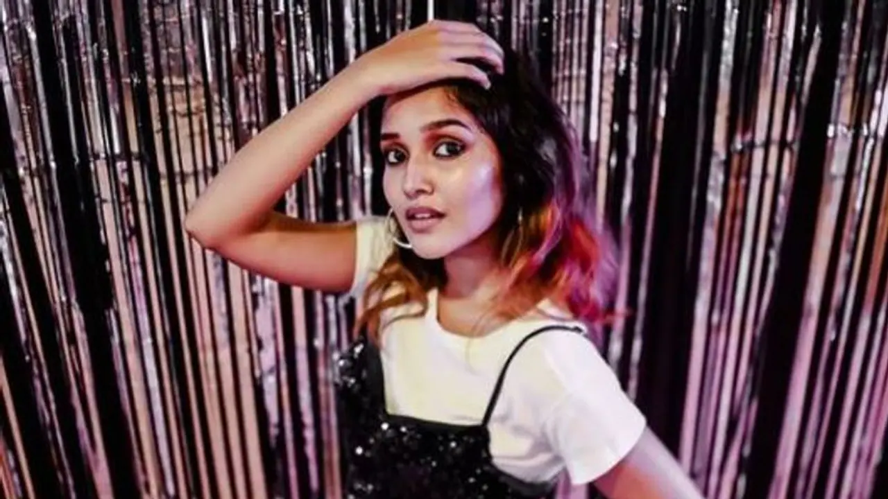 கேவலமான ஆடையில் ஆடியது நானா?... வைரல் வீடியோவால் அதிர்ச்சியான அனிகாவின் அதிரடி விளக்கம்...! கேவலமான ஆடையில் ஆடியது நானா?... வைரல் வீடியோவால் அதிர்ச்சியான அனிகாவின் அதிரடி விளக்கம்...!