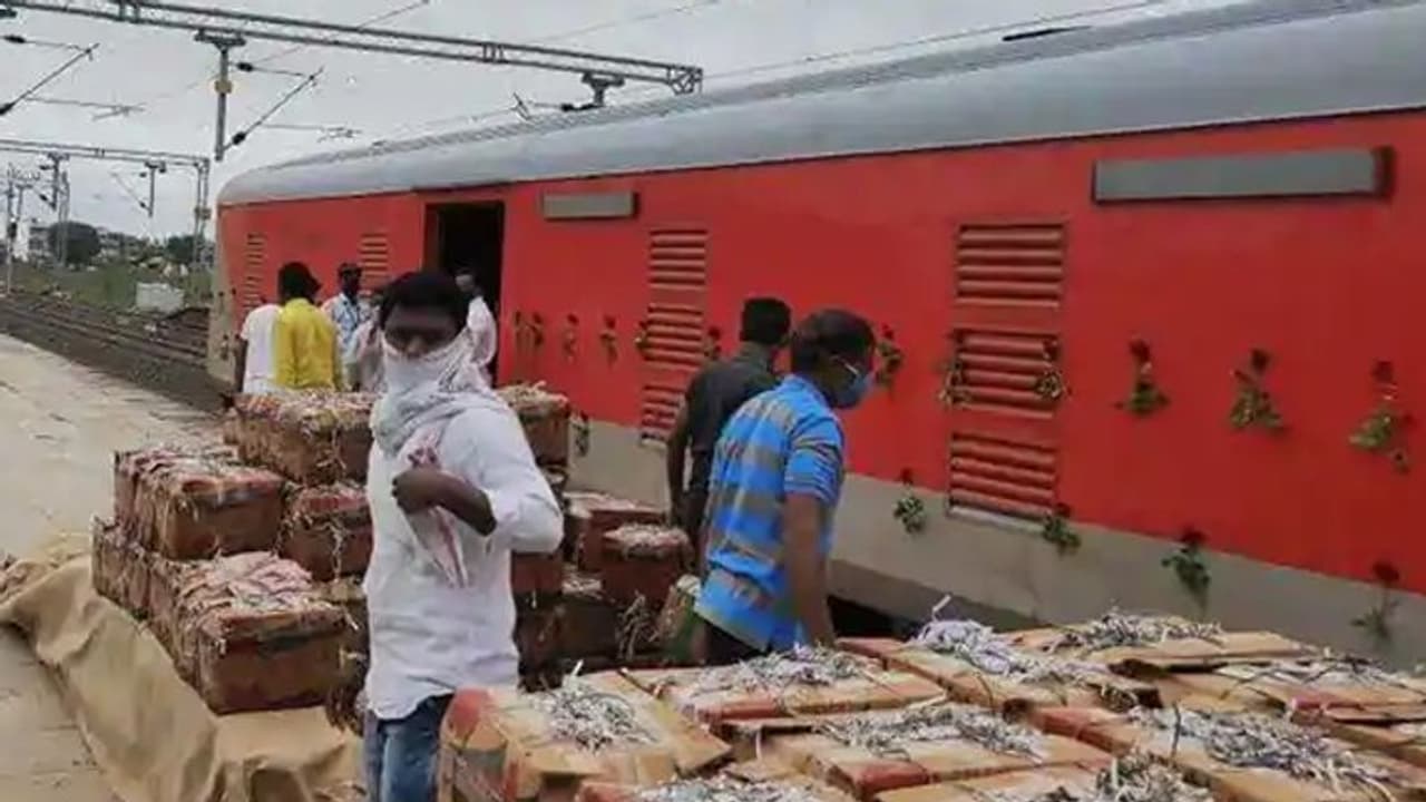 28 दिसंबर को 100वीं किसान रेल को हरी झंडी दिखाएंगे पीएम मोदी 28 दिसंबर को 100वीं किसान रेल को हरी झंडी दिखाएंगे पीएम मोदी