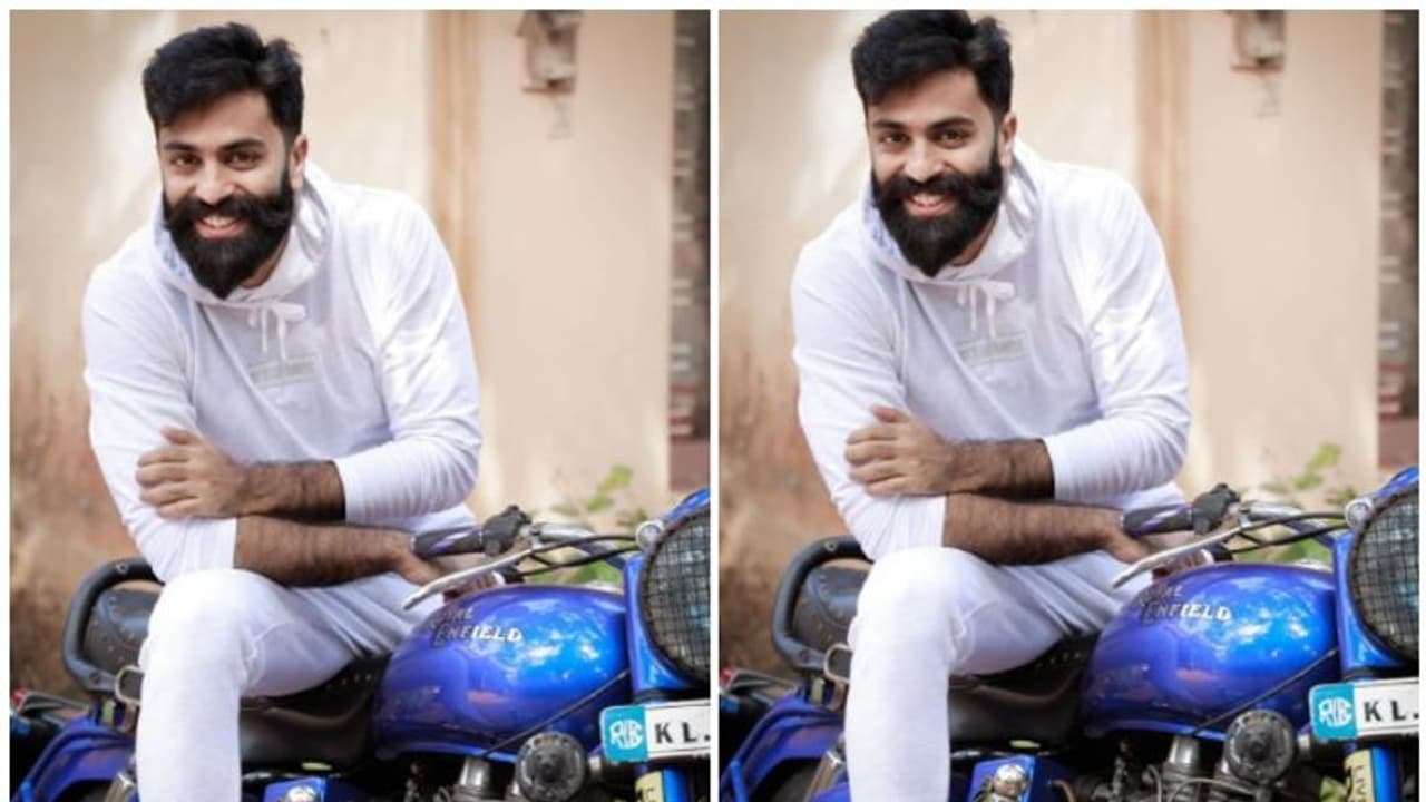 'പുഞ്ചിരി സമ്മാനിക്കൂ, സന്തോഷം പകരൂ', ഫോട്ടോയുമായി ഗോവിന്ദ് പത്മസൂര്യ