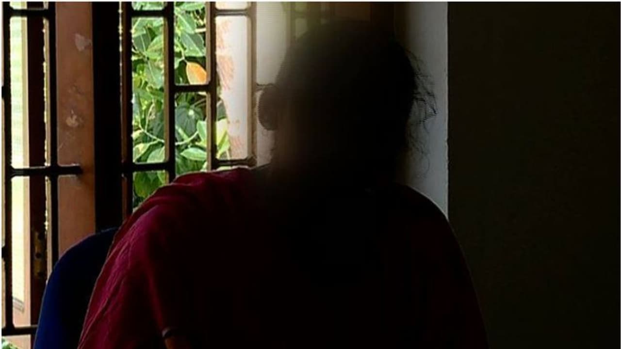 കണ്ണൂരില് പന്ത്രണ്ടുവയസുകാരിക്ക് പീഡനം; അയല്വാസിയായ പ്രതിയെ പിടികൂടാതെ പൊലീസിന്റെ ഒത്തുകളി കണ്ണൂരില് പന്ത്രണ്ടുവയസുകാരിക്ക് പീഡനം; അയല്വാസിയായ പ്രതിയെ പിടികൂടാതെ പൊലീസിന്റെ ഒത്തുകളി