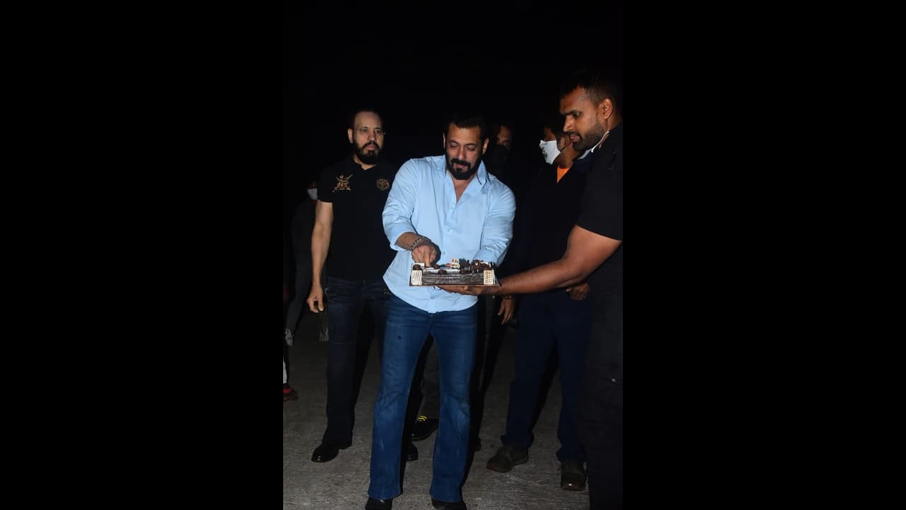 ফ্যান ক্লাব থেকে ফ্যান পেজ, ভাইজানের জন্মদিন সেলিব্রেশন তুঙ্গে, ট্রেন্ড বিইং হিউম্যান ডে ফ্যান ক্লাব থেকে ফ্যান পেজ, ভাইজানের জন্মদিন সেলিব্রেশন তুঙ্গে, ট্রেন্ড বিইং হিউম্যান ডে