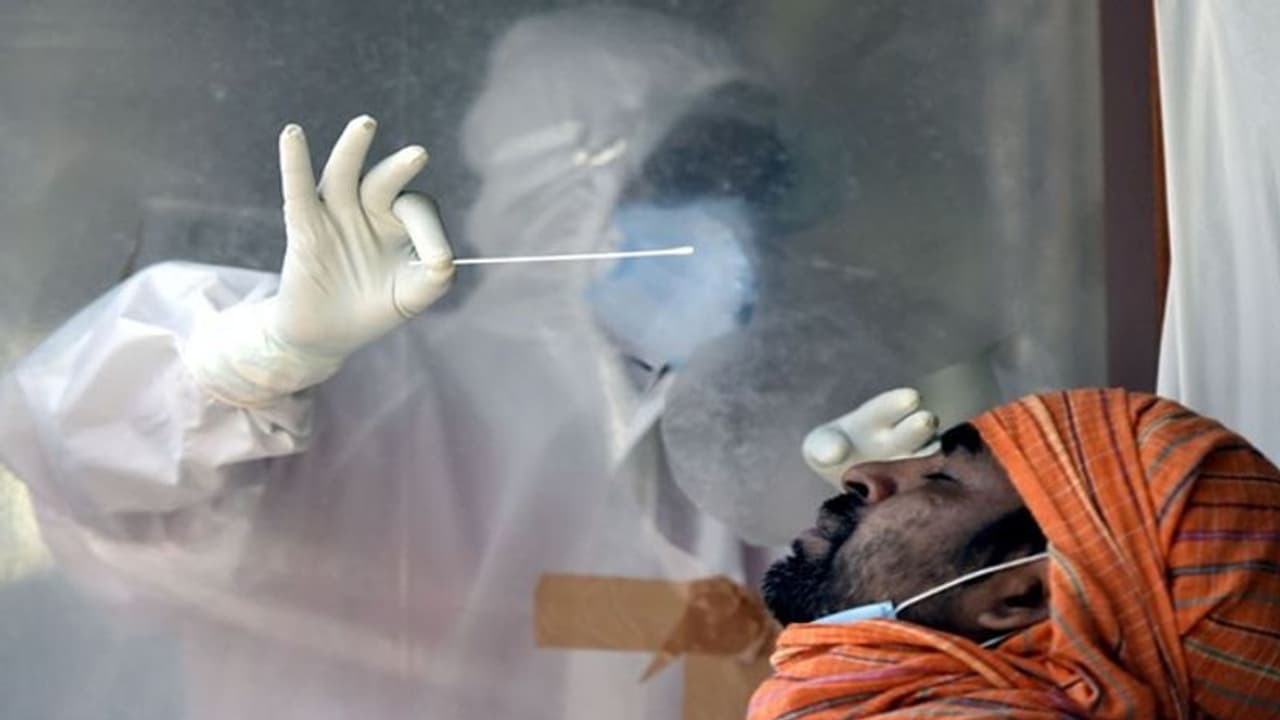 அடக்கடவுளே.. தடுப்பூசியையே தூக்கி சாப்பிடும் கொரோனா கொடூரம்.. அதிர்ச்சியில் மருத்துவர்கள்.. அடக்கடவுளே.. தடுப்பூசியையே தூக்கி சாப்பிடும் கொரோனா கொடூரம்.. அதிர்ச்சியில் மருத்துவர்கள்..