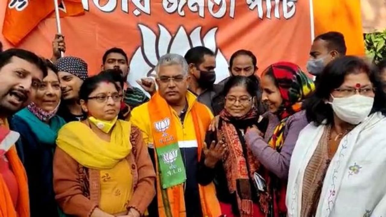'BJP র ভয়ে বাংলাকে দেশছাড়া করতে চান', মুখ্যমন্ত্রীকে তোপ দিলীপের 'BJP র ভয়ে বাংলাকে দেশছাড়া করতে চান', মুখ্যমন্ত্রীকে তোপ দিলীপের