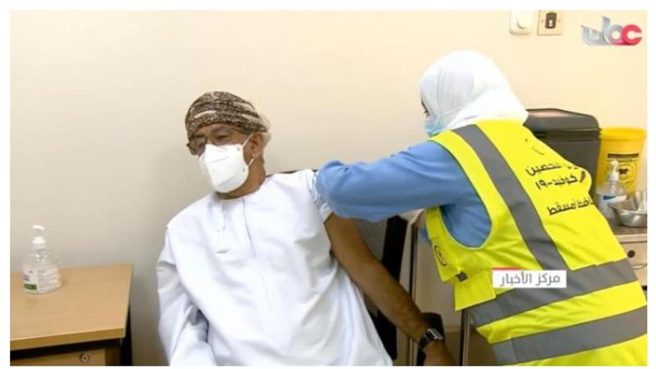 കൊവിഡ് വാക്സിനേഷന് ഒമാനില് തുടക്കം; ആദ്യ ഡോസ് സ്വീകരിച്ച് ആരോഗ്യമന്ത്രി കൊവിഡ് വാക്സിനേഷന് ഒമാനില് തുടക്കം; ആദ്യ ഡോസ് സ്വീകരിച്ച് ആരോഗ്യമന്ത്രി