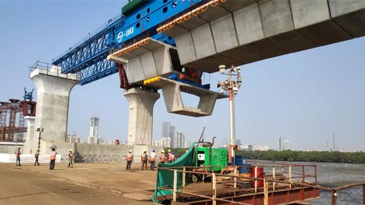 അഴിമതി ആരോപണം: ബുള്ളറ്റ് ട്രെയിൻ പദ്ധതിയുടെ മേധാവിയെ മാറ്റി കേന്ദ്രം അഴിമതി ആരോപണം: ബുള്ളറ്റ് ട്രെയിൻ പദ്ധതിയുടെ മേധാവിയെ മാറ്റി കേന്ദ്രം