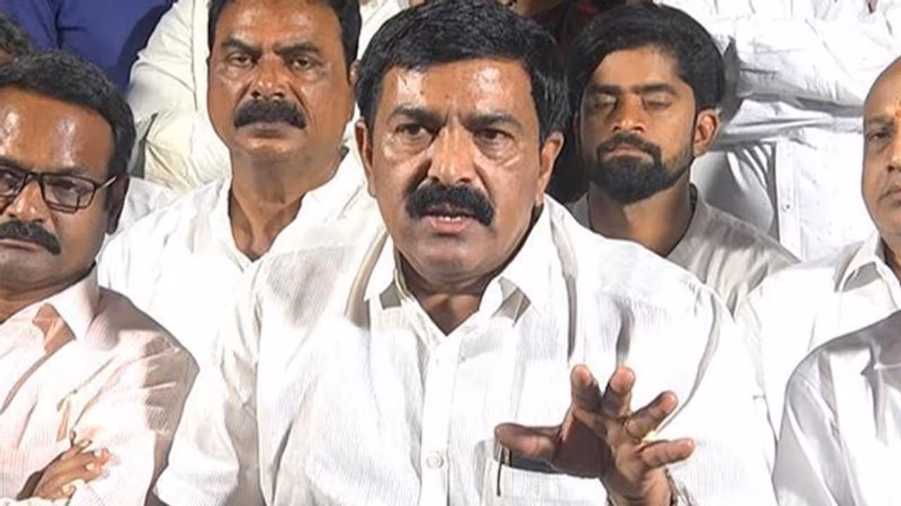 ఇప్పుడు కాకినాడ వంతు: టీడీపీ నేత కొండబాబుపై ద్వారంపూడి ఆరోపణలు ఇప్పుడు కాకినాడ వంతు: టీడీపీ నేత కొండబాబుపై ద్వారంపూడి ఆరోపణలు