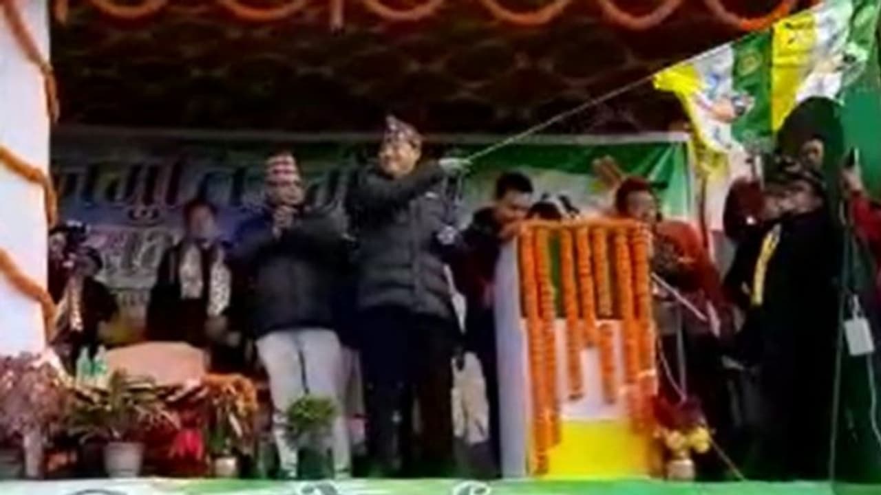 কনকন ঠান্ডার মধ্যেই উত্তপ্ত পাহাড়, কার্শিয়াং এ ঘরে ফেরার সভা থেকে হুমকি বিমল গুরুং দের কনকন ঠান্ডার মধ্যেই উত্তপ্ত পাহাড়, কার্শিয়াং এ ঘরে ফেরার সভা থেকে হুমকি বিমল গুরুং দের