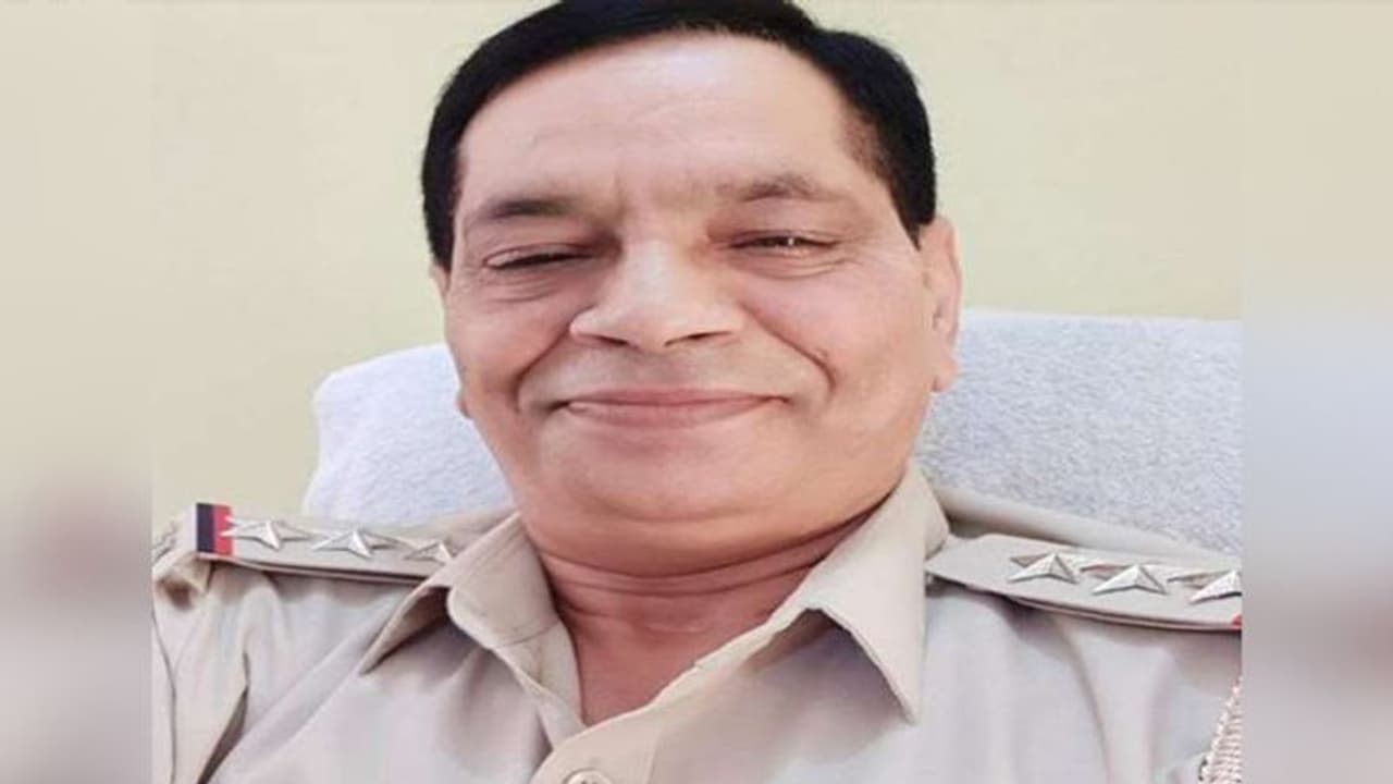 दुल्हन बनने वाली थी बेटी उससे पहले पुलिस अफसर पिता की मौत, करने वाले थे कन्यदान उठ गई अर्थी.. दुल्हन बनने वाली थी बेटी उससे पहले पुलिस अफसर पिता की मौत, करने वाले थे कन्यदान उठ गई अर्थी..