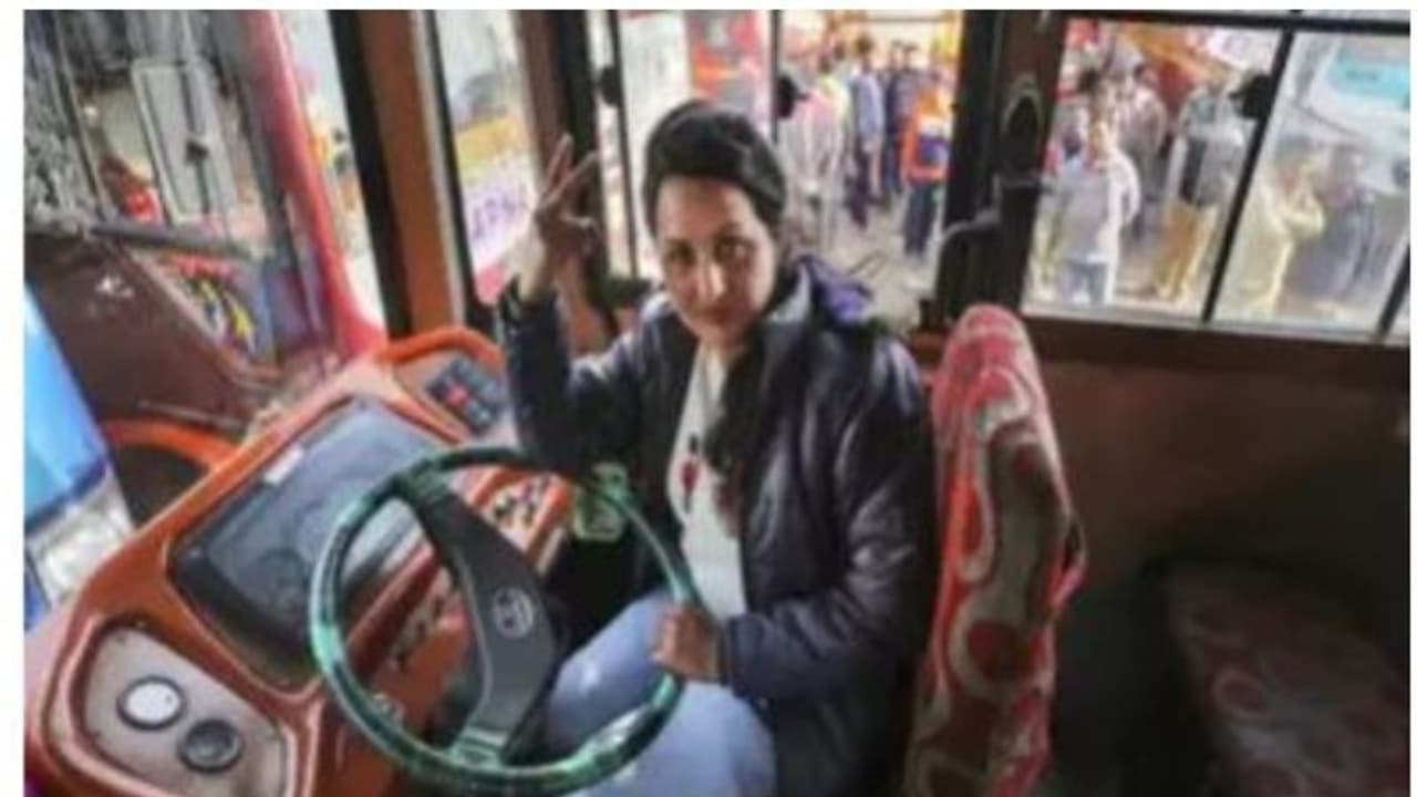 ലോക്ക്ഡൗണില് ഭര്ത്താവിന് ജോലി പോയി; പാസഞ്ചര് ബസിന്റെ വളയം പിടിച്ച് 33കാരി ലോക്ക്ഡൗണില് ഭര്ത്താവിന് ജോലി പോയി; പാസഞ്ചര് ബസിന്റെ വളയം പിടിച്ച് 33കാരി