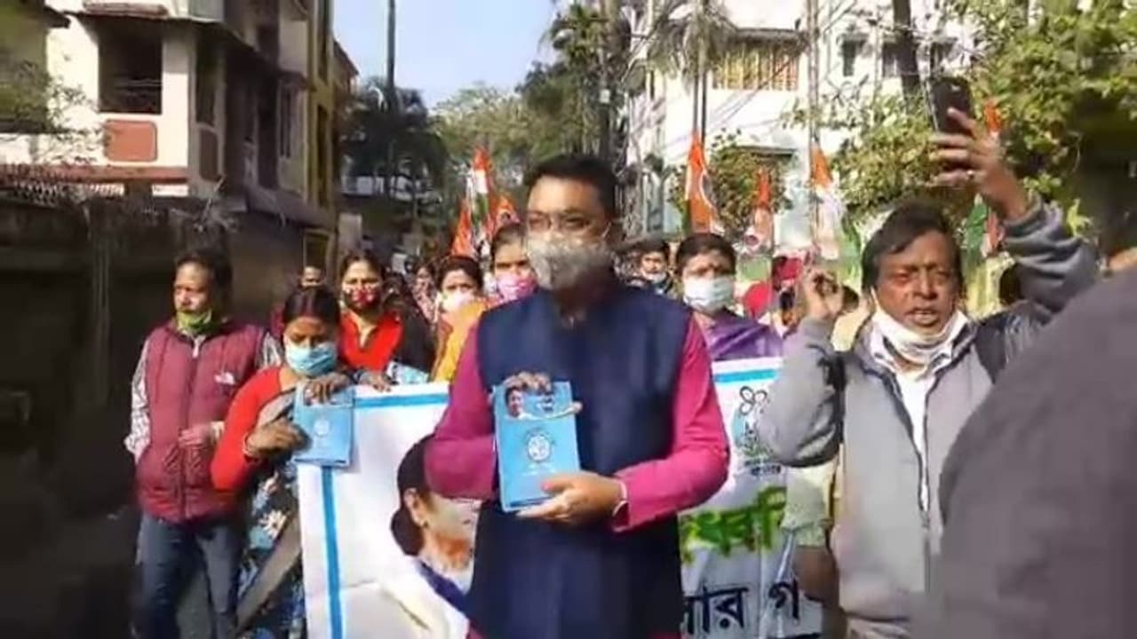 'যমের দুয়ারে সরকার', কটাক্ষ অশোকের, জবাব দিতে 'দুয়ারে' গেল তৃণমূল 'যমের দুয়ারে সরকার', কটাক্ষ অশোকের, জবাব দিতে 'দুয়ারে' গেল তৃণমূল