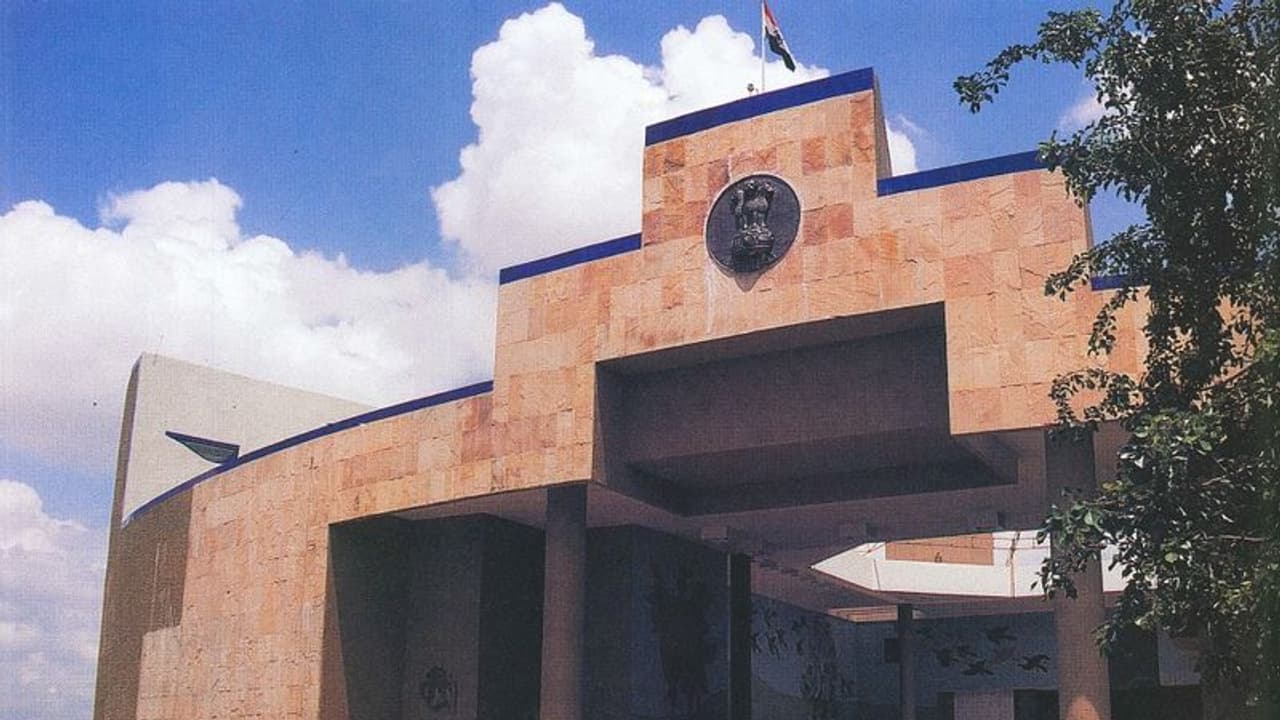 మధ్యప్రదేశ్ అసెంబ్లీలో కలకలం: ఏకంగా 66 మందికి కరోనా మధ్యప్రదేశ్ అసెంబ్లీలో కలకలం: ఏకంగా 66 మందికి కరోనా