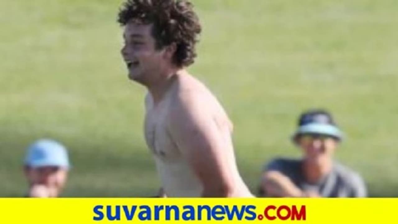 ಟೆಸ್ಟ್ ವೇಳೆ ಸೆಲ್ಫಿಗಾಗಿ ಮೊಬೈಲ್ ಹಿಡಿದು ಬಂದವನ ಮೈಮೇಲೆ ಬಟ್ಟೆ ಎಳೆಯೂ ಇಲ್ಲ! ಟೆಸ್ಟ್ ವೇಳೆ ಸೆಲ್ಫಿಗಾಗಿ ಮೊಬೈಲ್ ಹಿಡಿದು ಬಂದವನ ಮೈಮೇಲೆ ಬಟ್ಟೆ ಎಳೆಯೂ ಇಲ್ಲ!