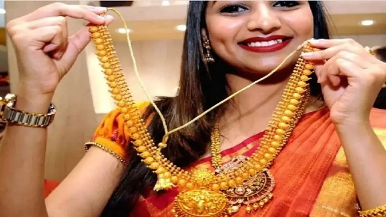 Gold Rate Today: ഉച്ചയ്ക്ക് വീണ്ടും വീണു; സ്വർണവില ഒറ്റ ദിവസം കൊണ്ട് 480 രൂപ കുറഞ്ഞു Gold Rate Today: ഉച്ചയ്ക്ക് വീണ്ടും വീണു; സ്വർണവില ഒറ്റ ദിവസം കൊണ്ട് 480 രൂപ കുറഞ്ഞു