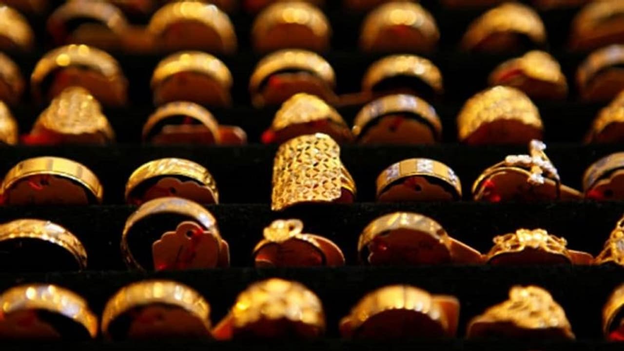 Gold Rate Today: സ്വർണവില വീണു; സർവകാല റെക്കോർഡിൽ നിന്നുള്ള ഇടിവിൽ പ്രതീക്ഷയുമായി ഉപഭോക്താക്കൾ Gold Rate Today: സ്വർണവില വീണു; സർവകാല റെക്കോർഡിൽ നിന്നുള്ള ഇടിവിൽ പ്രതീക്ഷയുമായി ഉപഭോക്താക്കൾ