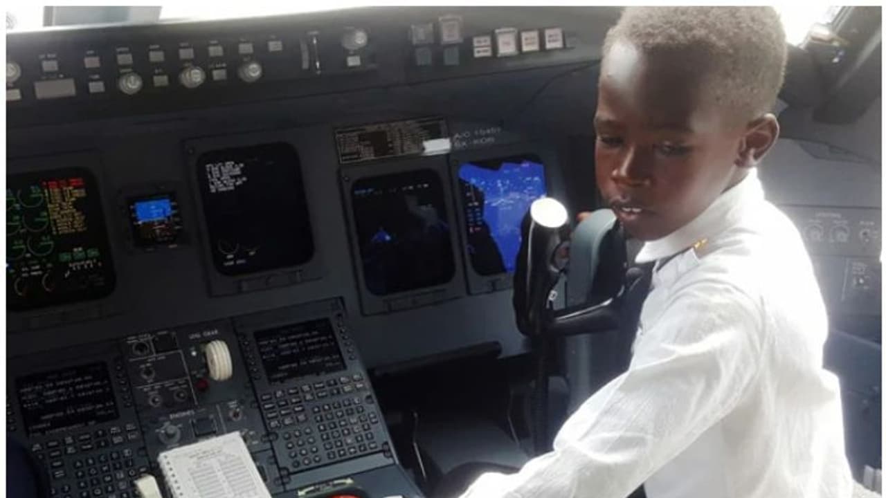 വിമാനം പറത്തി വൈറലായി ഏഴുവയസുകാരന്! വിമാനം പറത്തി വൈറലായി ഏഴുവയസുകാരന്!