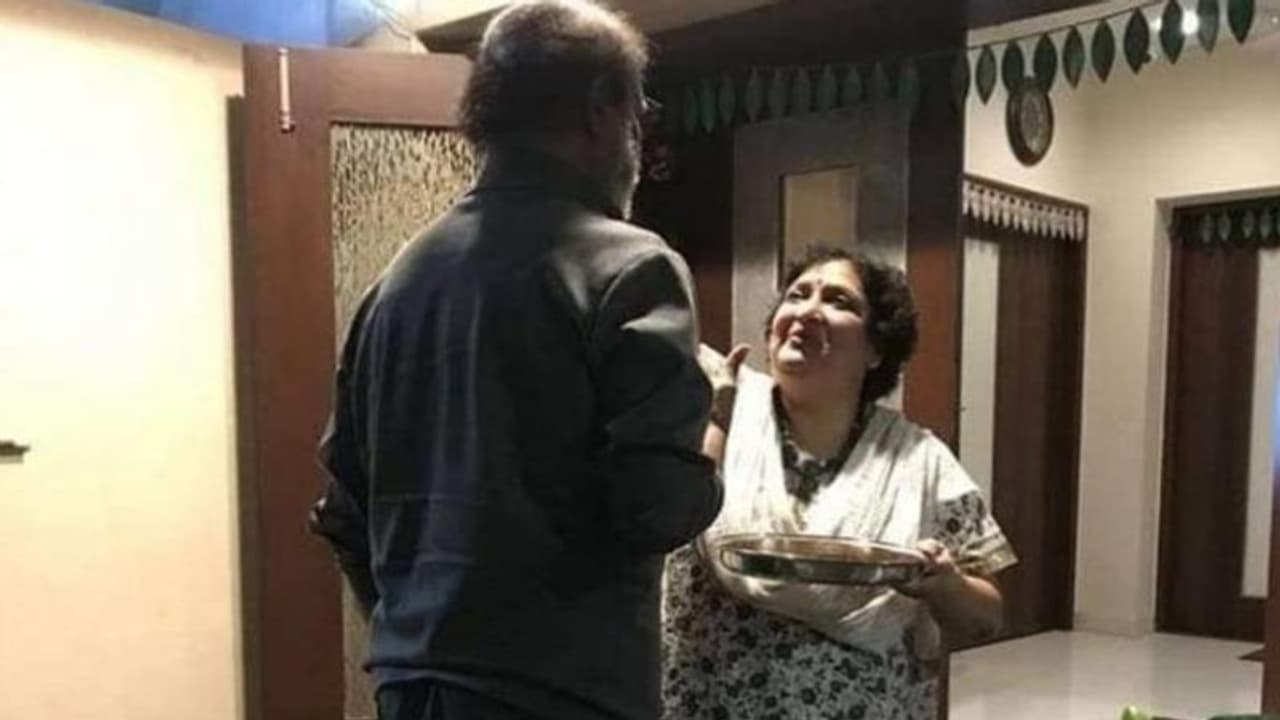 दो दिन बाद अस्पताल से घर पहुंचे रजनीकांत का पत्नी ने आरती उतारकर किया स्वागत, माथे पर लगाया टीका भी दो दिन बाद अस्पताल से घर पहुंचे रजनीकांत का पत्नी ने आरती उतारकर किया स्वागत, माथे पर लगाया टीका भी