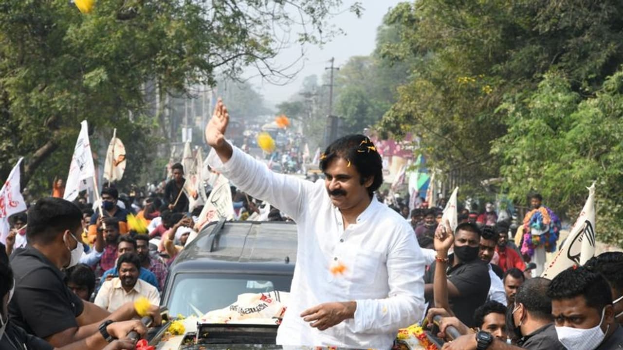 మేం సహనం కోల్పోవాల్సి వస్తోంది: వైసీపీకి పవన్ కళ్యాణ్ వార్నింగ్ మేం సహనం కోల్పోవాల్సి వస్తోంది: వైసీపీకి పవన్ కళ్యాణ్ వార్నింగ్