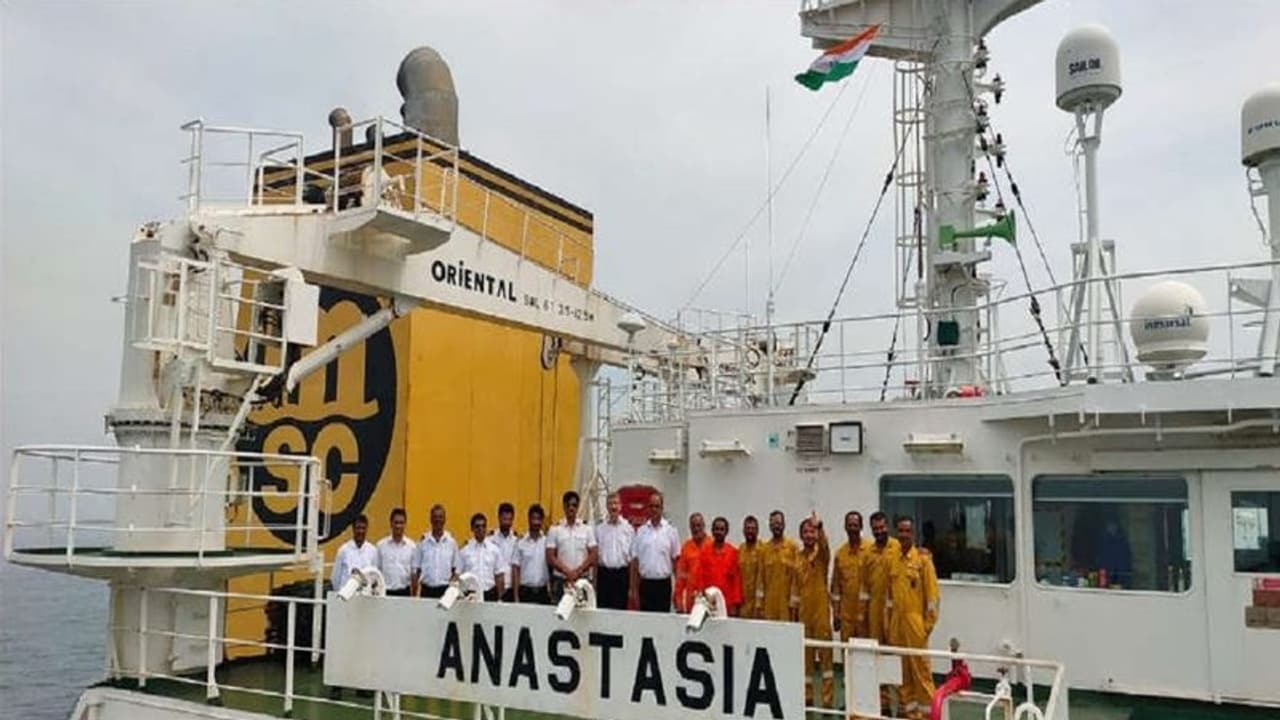 মৃত্যুসজ্জায় না গেলে ডাক্তার দেবে না চিন, সাত মাস ধরে মাঝ সমুদ্রে বন্দি ভারতীয় নাবিকরা