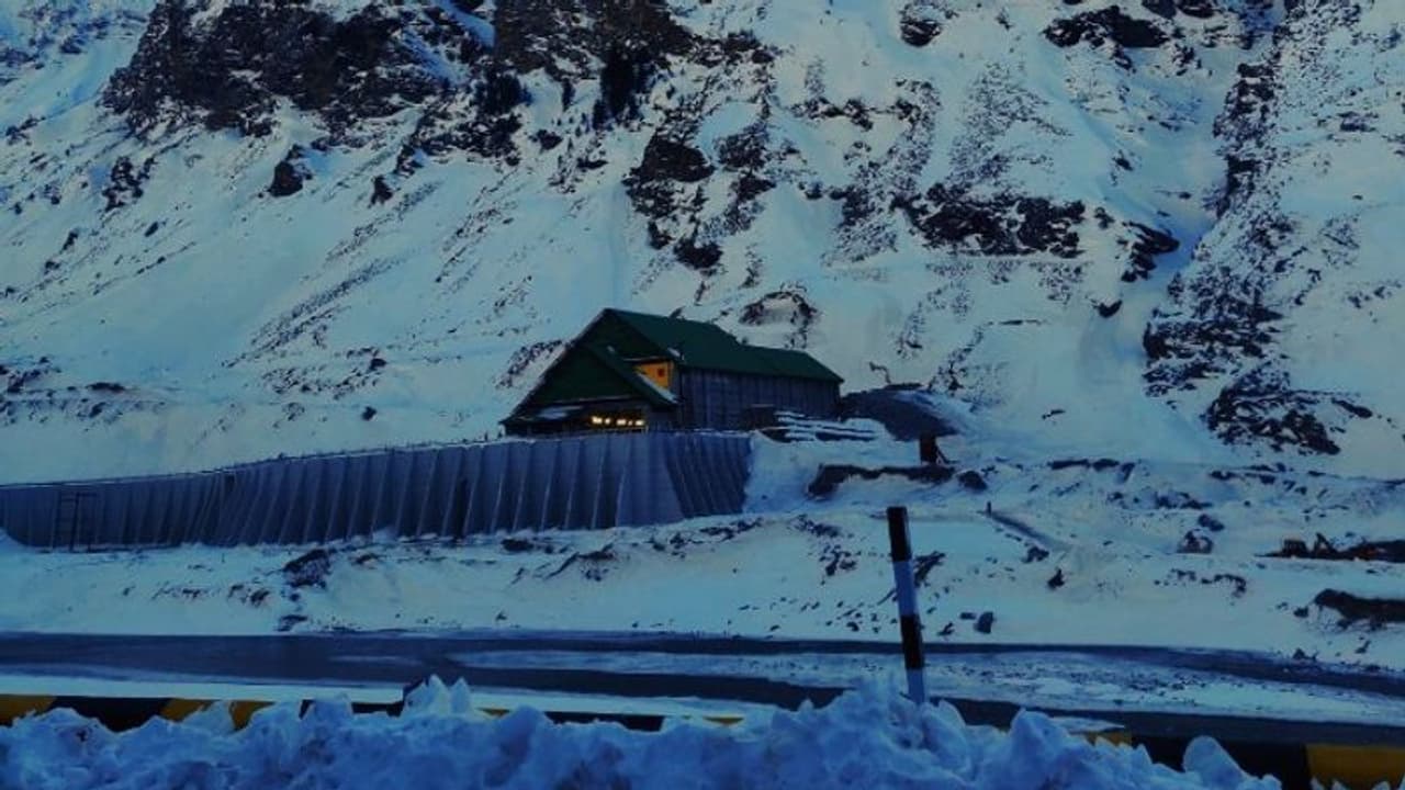 অটল টানেলে গাড়ির মেলা ছাপিয়ে গেল সব রেকর্ড, দুর্ঘটনা রুখতে কড়া নিরাপত্তা অটল টানেলে গাড়ির মেলা ছাপিয়ে গেল সব রেকর্ড, দুর্ঘটনা রুখতে কড়া নিরাপত্তা