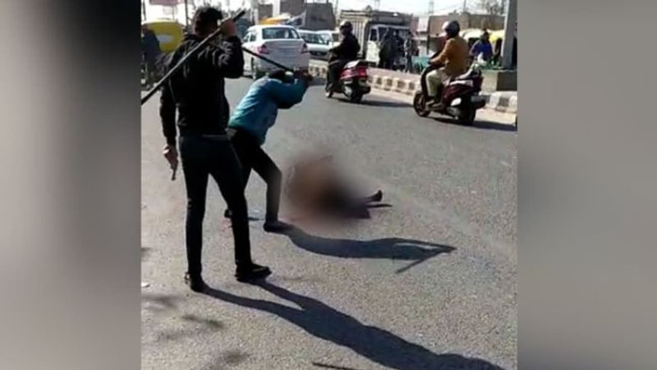 ഗാസിയാബാദിലെ തിരക്കേറിയ റോഡിൽ പട്ടാപ്പകൽ രണ്ടംഗസംഘം യുവാവിനെ അടിച്ചുകൊന്നു ഗാസിയാബാദിലെ തിരക്കേറിയ റോഡിൽ പട്ടാപ്പകൽ രണ്ടംഗസംഘം യുവാവിനെ അടിച്ചുകൊന്നു