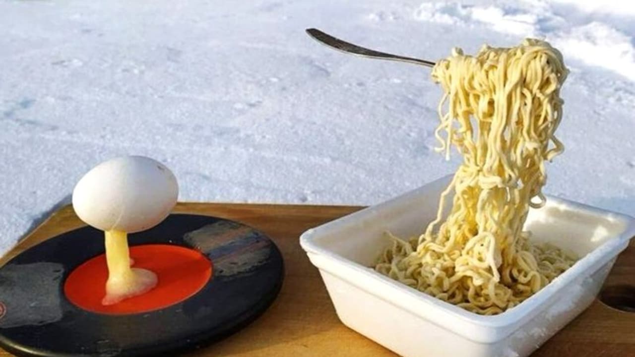 খেতে খেতে শূন্যেই জমে গেল চাউমিন ডিম, ভাইরাল হল ছবি কোথায় পড়েছে এত ঠান্ডা