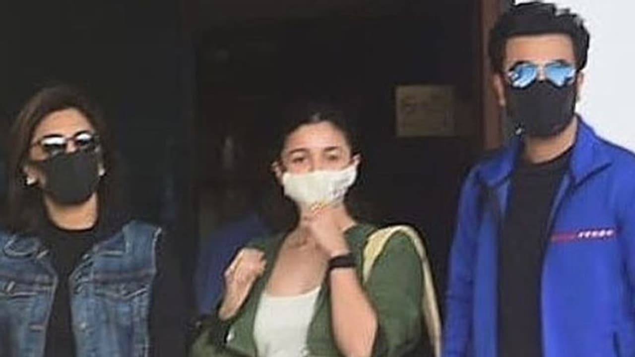 বিয়ের আগেই আলিয়া রণবীর আরও ঘনিষ্ঠ, কাপুর পরিবারের সঙ্গে ভ্যাকেশনে অভিনেত্রী বিয়ের আগেই আলিয়া রণবীর আরও ঘনিষ্ঠ, কাপুর পরিবারের সঙ্গে ভ্যাকেশনে অভিনেত্রী