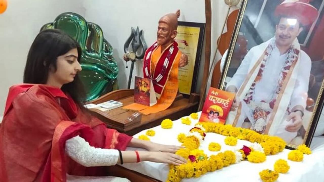 पिता की मौत के 2 साल बाद उनके आश्रम पहुंची बेटी, तस्वीर देख रोती रही कहा पापा की जगह कभी नहीं ले सकती