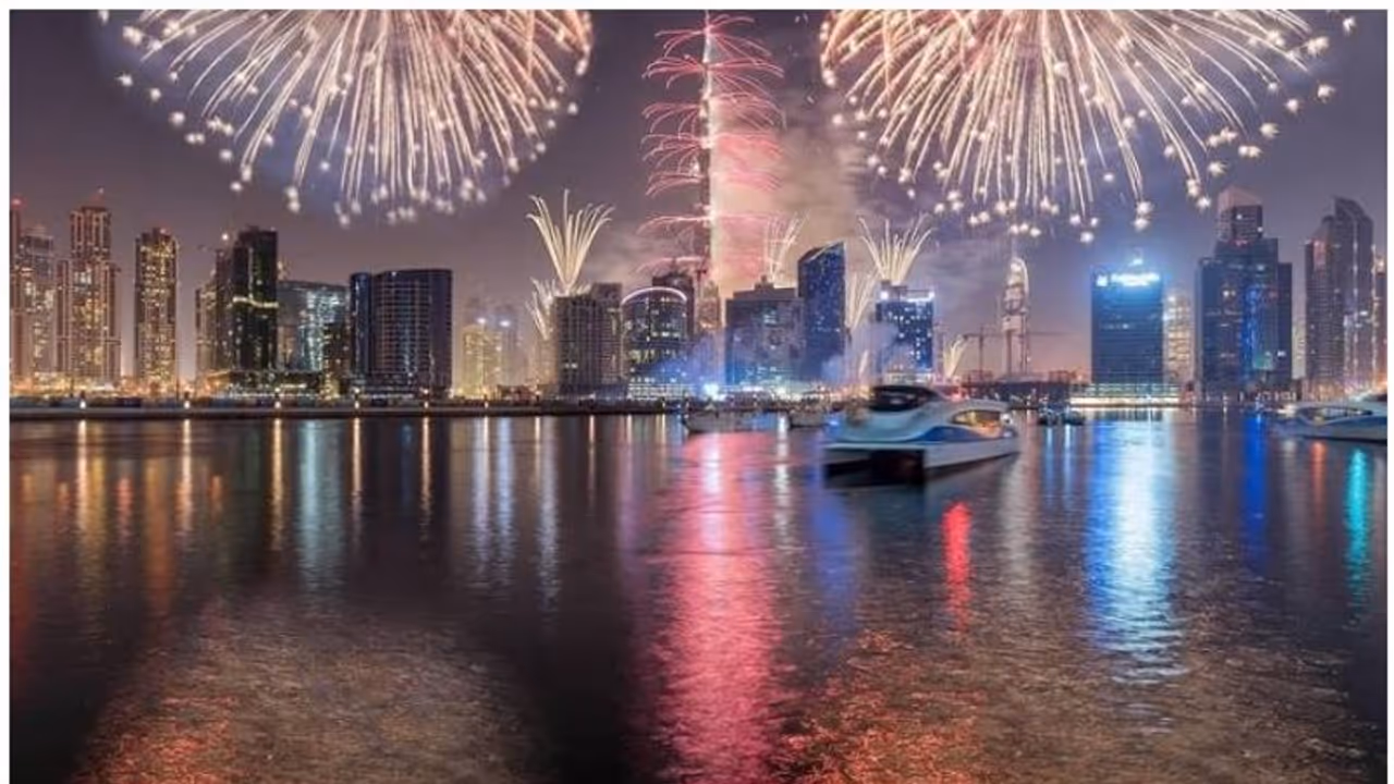 പുതുവത്സര ദിനം; യുഎഇയില് ശമ്പളത്തോട് കൂടിയ അവധി പ്രഖ്യാപിച്ചു പുതുവത്സര ദിനം; യുഎഇയില് ശമ്പളത്തോട് കൂടിയ അവധി പ്രഖ്യാപിച്ചു