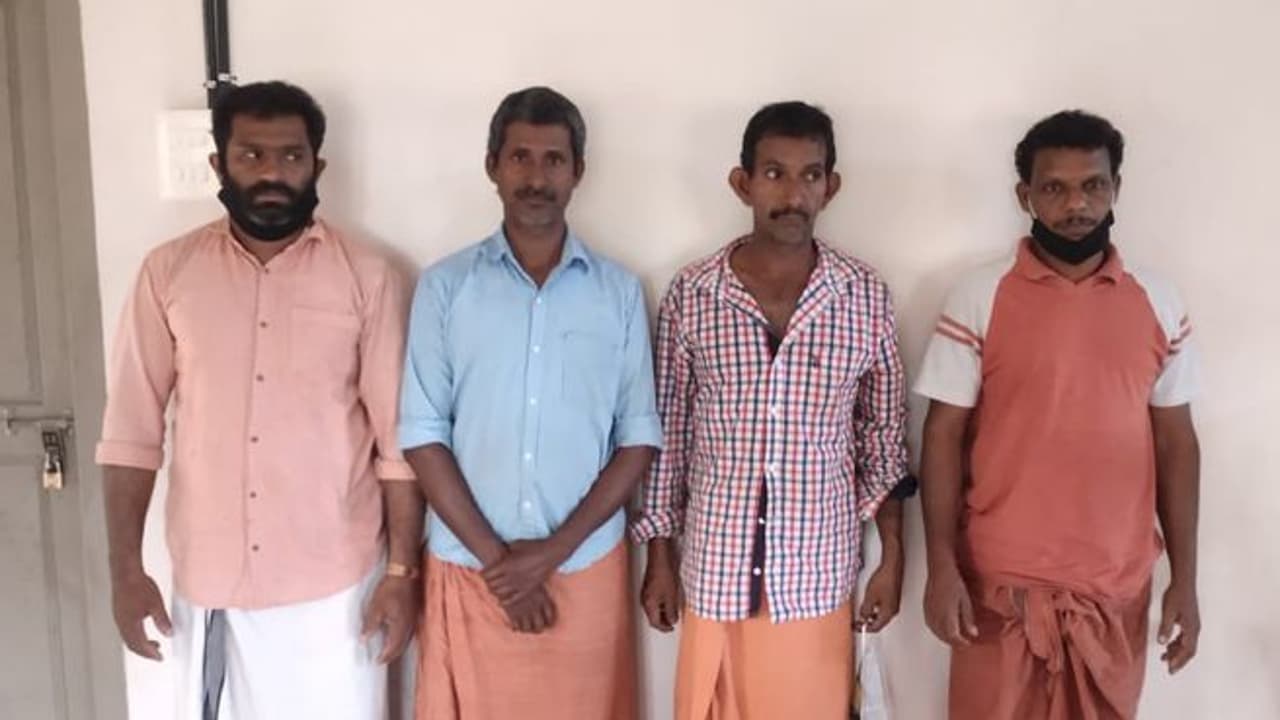 മലമാനിനെ വേട്ടയാടിയ നാലംഗ സംഘം അറസ്റ്റില്, 102 കിലോ ഇറച്ചി പിടിച്ചെടുത്തു മലമാനിനെ വേട്ടയാടിയ നാലംഗ സംഘം അറസ്റ്റില്, 102 കിലോ ഇറച്ചി പിടിച്ചെടുത്തു