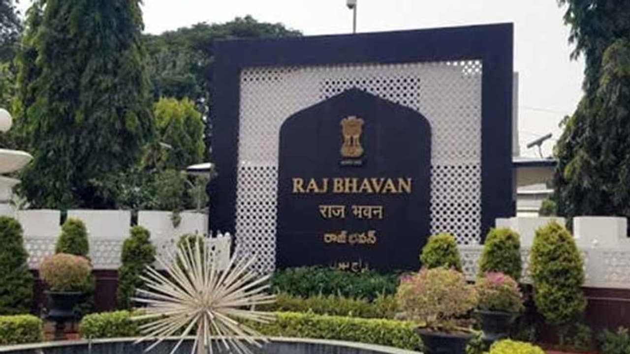 రైతు సంఘాల చలో రాజ్భవన్.. ఖైరతాబాద్ చౌరస్తా వద్ద అడ్డుకున్న పోలీసులు, ఉద్రిక్తత రైతు సంఘాల చలో రాజ్భవన్.. ఖైరతాబాద్ చౌరస్తా వద్ద అడ్డుకున్న పోలీసులు, ఉద్రిక్తత