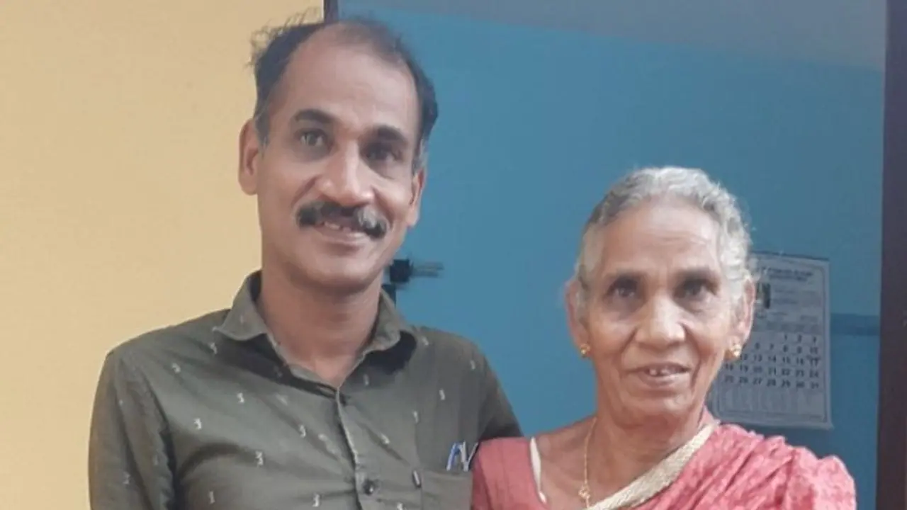 ലോട്ടറി ഭാഗ്യം പെയ്തിറങ്ങിയ ഒരു കുടുംബം: ഒരേ ദിവസം തേടിയെത്തിയത് 500 രൂപ മുതൽ 75 ലക്ഷം വരെ നാല് സമ്മാനങ്ങൾ ലോട്ടറി ഭാഗ്യം പെയ്തിറങ്ങിയ ഒരു കുടുംബം: ഒരേ ദിവസം തേടിയെത്തിയത് 500 രൂപ മുതൽ 75 ലക്ഷം വരെ നാല് സമ്മാനങ്ങൾ