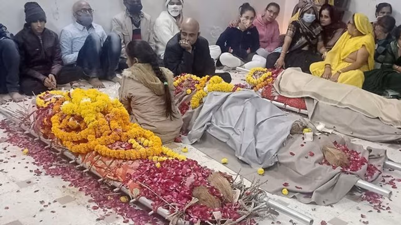 जिस आंगन में बेटी को दुल्हन बनकार किया विदा, उसके आने से पहले वहीं रखे माता पिता और चाचा के शव जिस आंगन में बेटी को दुल्हन बनकार किया विदा, उसके आने से पहले वहीं रखे माता पिता और चाचा के शव