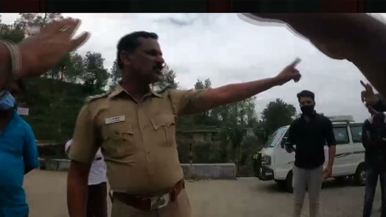 വാൽപ്പാറ അതിർത്തിയായ മലക്കപ്പാറയിൽ മലയാളി സംഘത്തെ തമിഴ്നാട് പൊലീസ് മർദ്ദിച്ചതായി പരാതി വാൽപ്പാറ അതിർത്തിയായ മലക്കപ്പാറയിൽ മലയാളി സംഘത്തെ തമിഴ്നാട് പൊലീസ് മർദ്ദിച്ചതായി പരാതി