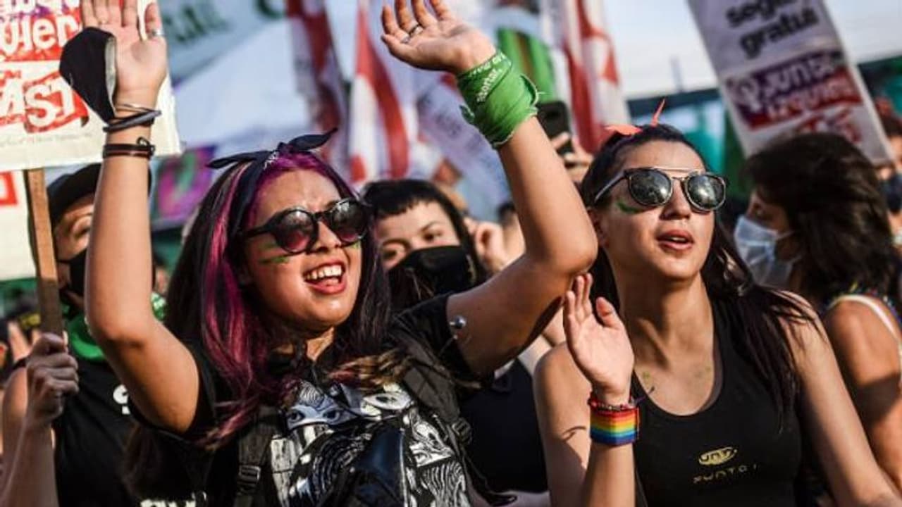 ഗർഭച്ഛിദ്രം നിയമവിധേയമാകുമോ? അർജന്റീനയിൽ ഉദ്വേ​ഗത്തിന്റെ നിമിഷങ്ങൾ