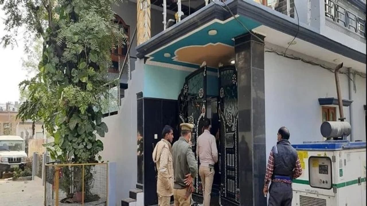 அமைச்சரவையில் இடம்பெறப்போவது யார் யார்..? ஜாதம் பார்த்து கணிக்கும் முதல்வர்..! அமைச்சரவையில் இடம்பெறப்போவது யார் யார்..? ஜாதம் பார்த்து கணிக்கும் முதல்வர்..!