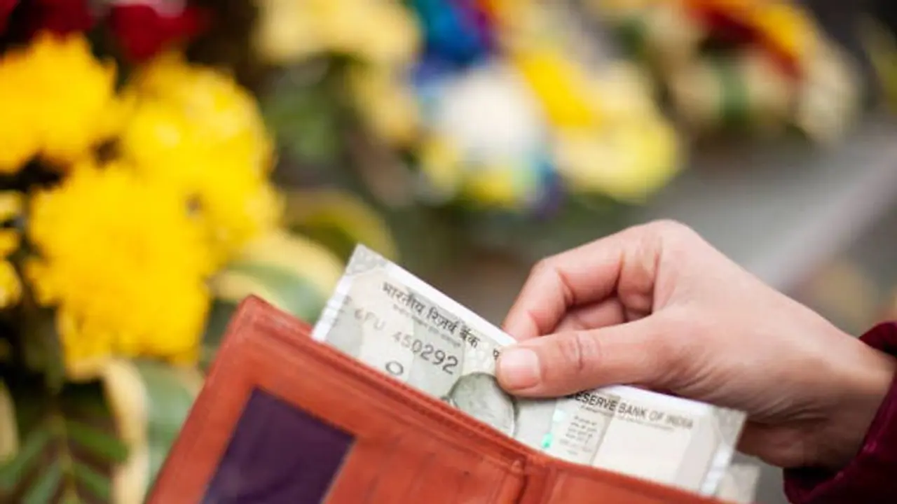 টাকা হাত থেকে পড়ে যাচ্ছে, তাহলে বুঝবেন জীবনে আসছে বড় পরিবর্তন টাকা হাত থেকে পড়ে যাচ্ছে, তাহলে বুঝবেন জীবনে আসছে বড় পরিবর্তন