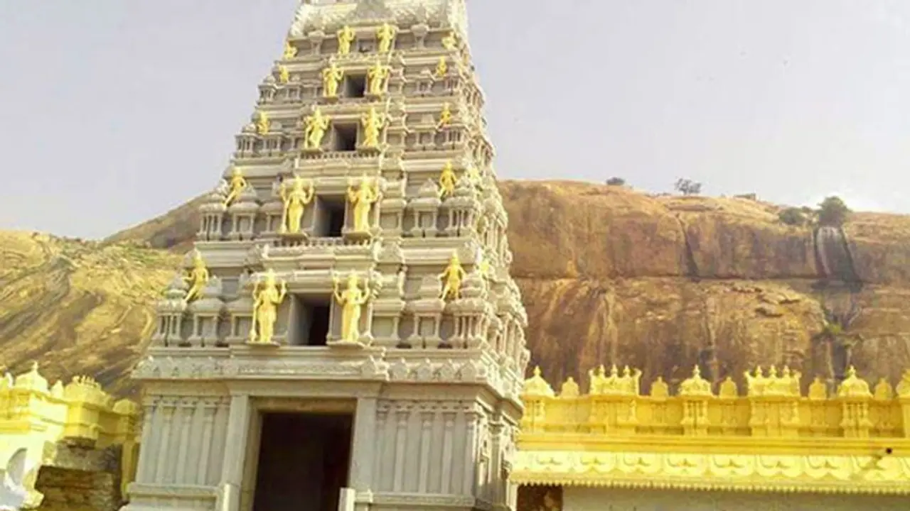 రామతీర్థం ఆలయంలో విగ్రహాల పునఃప్రతిష్ట.. ధర్మకర్త అశోక్ గజపతి రాజు గైర్హాజరు రామతీర్థం ఆలయంలో విగ్రహాల పునఃప్రతిష్ట.. ధర్మకర్త అశోక్ గజపతి రాజు గైర్హాజరు