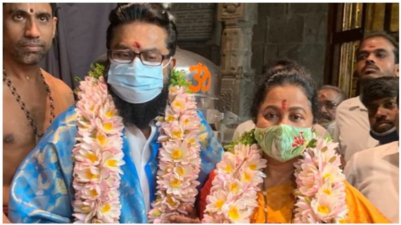 கொரோனாவில் இருந்து மீண்ட பின் காஞ்சி காமாட்சியம்மன் கோவிலில் சரத்குமார் ராதிகா சாமி தரிசனம்..! கொரோனாவில் இருந்து மீண்ட பின் காஞ்சி காமாட்சியம்மன் கோவிலில் சரத்குமார் ராதிகா சாமி தரிசனம்..!